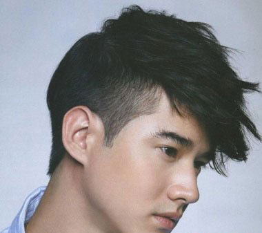 是有着韩版男生发型特征的,将头发梳成层次衔接刘海的庞克短发
