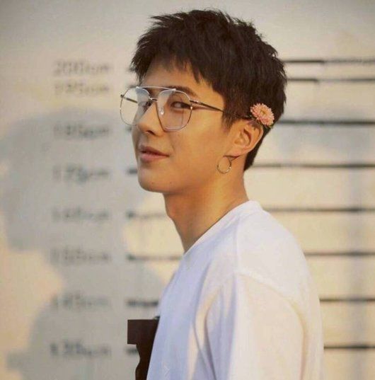 刘昊然的该款短烫发是一款毛寸发型,将两侧耳朵上方的发丝做了剃短