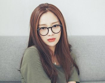 戴眼镜的女孩子发型要怎么弄才漂亮戴眼镜发型之女生披肩散发