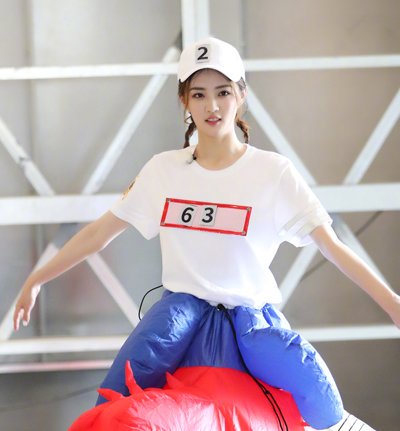 徐璐的该款编发发型个性又简单,可行性非常高.