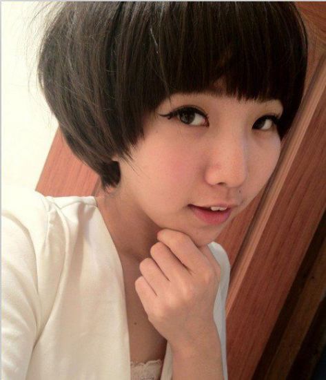 做出蓬蓬效果,显示出蘑菇头的逼真效果,打造出女孩子的优雅洋气风韵