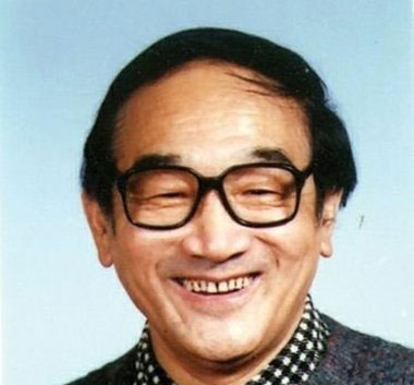 上年纪老年人发型国民爸爸严顺开偏分短发发型亲切感十足