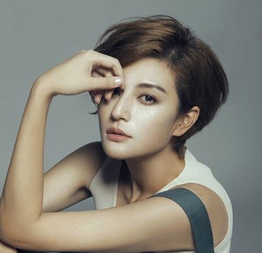 帅女孩露肩也性感张澎澎短发帅气冲天