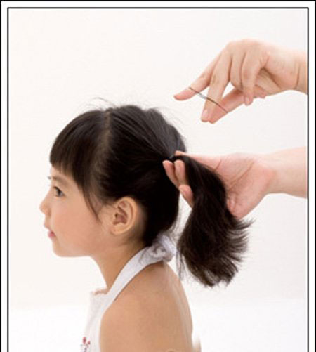 第一步:齐刘海造型的中长发发尾部分毛躁,能够在发丝上使用一些定型液