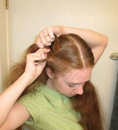 的末端将右侧耳前的发丝分离出来,发梳的末端能够将分发变得非常整洁