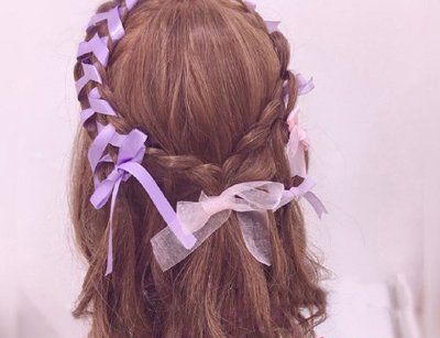 半扎发发型的时候,能够将喜爱的丝带融入头发里面,一起向后编织成辫子