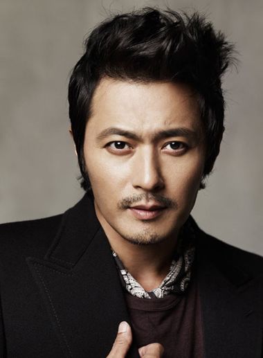 显得人干练十足的男生有鬓角的短发发型,将两侧的头发都梳成了短发