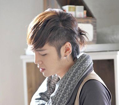 短,后面的长头发是有层次感的扎挽了起来,彰显韩版男生的帅气感的发型
