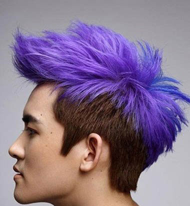 这款2017年男生酒红色短卷发齐刘海发型设计是两边的头发剪的较短