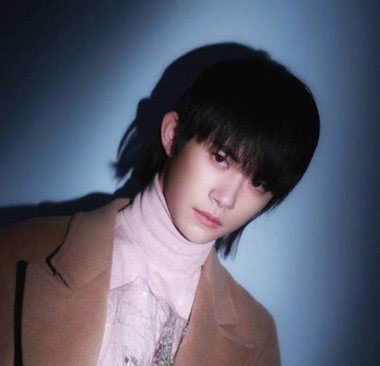 易烊千玺日系发型写真日式少年郎范的长短发型图片