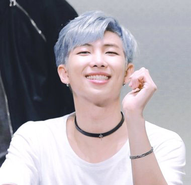 金南俊的发型,一九分头发梳好之后,斜刘海头发也是蓬松的曲线,纹理烫