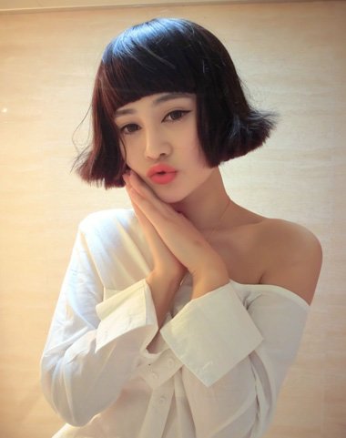 烫发从肩头上直接梳一下,齐刘海顺着眼皮来梳,包着头型的梳发天然气质