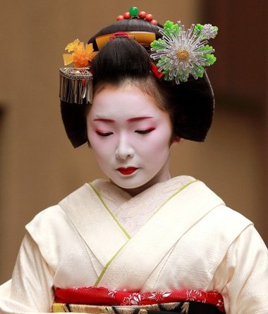 日式棱角盘发发型,扇形在日式的女子盘发中一向都存在的好多,将头发