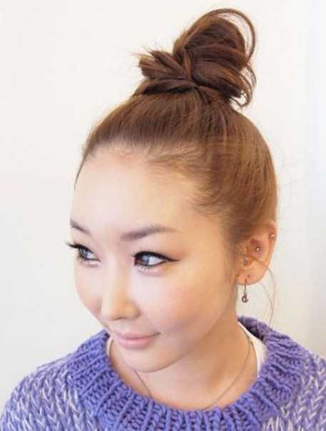 简洁又清爽的夏日韩式丸子头发型图片