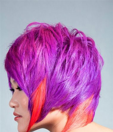 上面的头发是乌黑的发型,下面的头发是染的紫色的颜色,是有着二十三岁