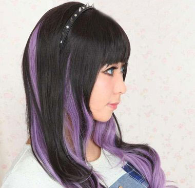 长头发染一下紫色的头发,浅紫色的发色和黑色的搭配,有一种神秘高贵的