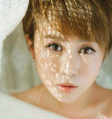 喜剧演员马丽剪短发亚麻黄色短发超显嫩