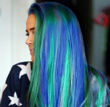 原本是水母头的发型,将发顶上的刘海和两边的头发,都挑染出蓝色的发丝