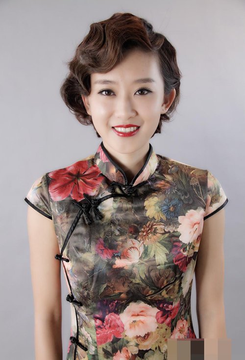 旗袍的搭配愈加有潮范存在,制作出夜上海效果款式的女孩子发型设计