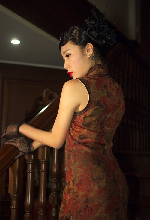 老上海夜总会女生卷发打造旗袍搭配卷烫头发无压力