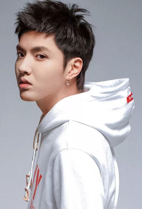 凌乱蓬松的韩国欧巴短发,制作出的蓬松发型愈加迷人,后脑勺头发是直接