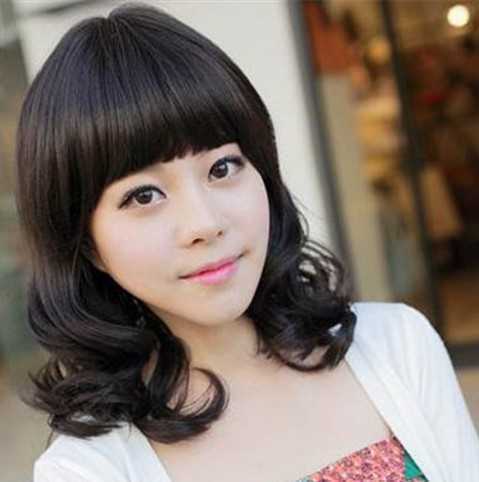 现在流行时尚个性的短卷发发型,于是梨花头小卷发就今年最流行的发型