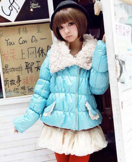 两颊的内扣短发尾,还带着一点俏皮感,亚麻色的发色是今年的流行颜色.