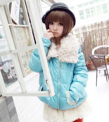 好美哦!两颊的内扣短发尾,还带着一点俏皮感,亚麻色的发色是