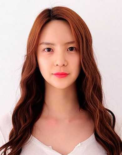 五款必备的甜美平分蛋卷头发型图片