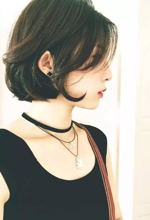 2021年剪短头发大势方位微卷短发一定首当其冲