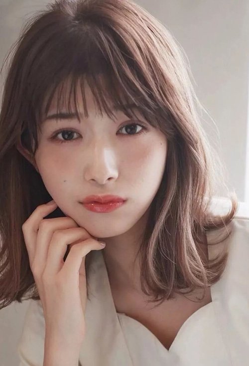 韩国女孩子外翻卷发超迷人打理潮流的卷烫头发造型