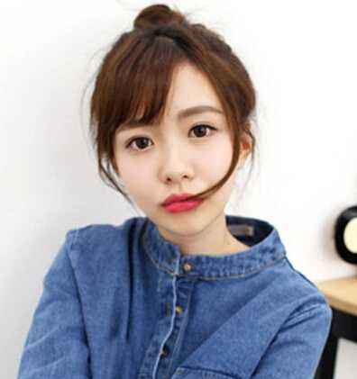 前面不要添加任何的刘海,这样的丸子头看起来非常干净清爽,但是在脸颊