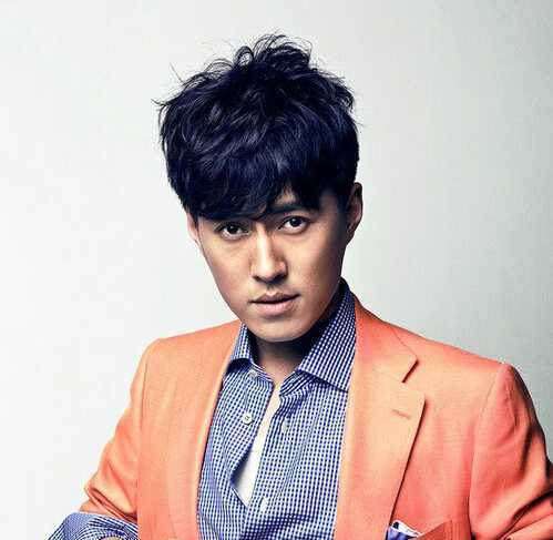 烫发被赋予了凌乱感,刘海遮额,两侧剪短,这样的靳东流露着男人的魅力