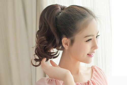 韩式风格的女孩子扎发造型,甜美有气质度的编扎头发,露出额头部分愈加