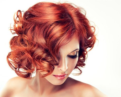棕红色的头发,炫出女孩子的潮流流行,卷烫出佳人风采的造型,二九偏的