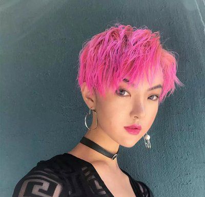 枚红色的染发看上去突显眼的,想要凸显个性能够尝试这种对比绚丽的