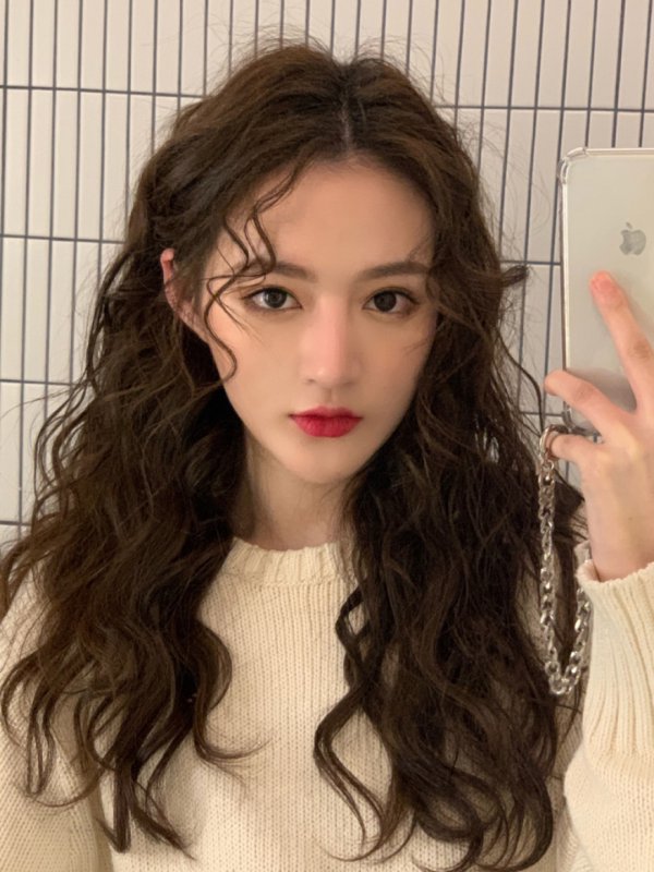 女生不烫一次法式烫发都不知道自己有多美
