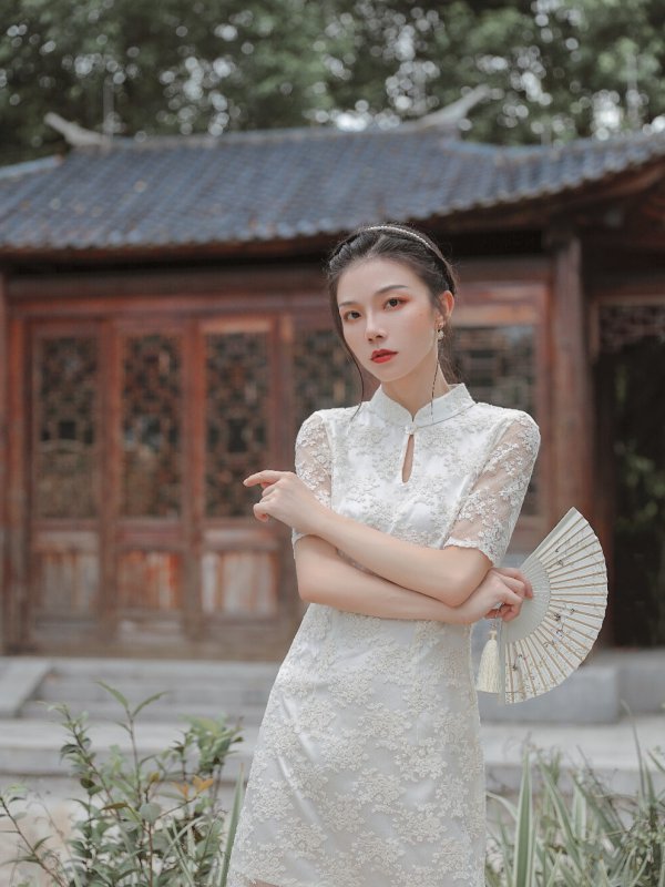 南方有佳人气质温婉低马尾编发旗袍穿搭