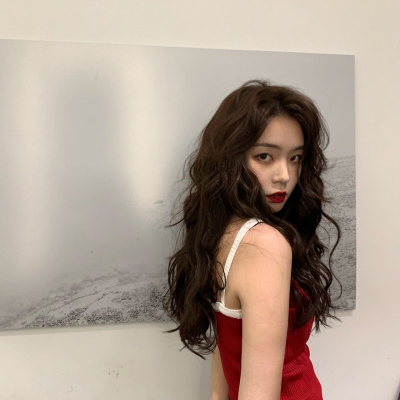 渣女大波浪这个发型超a超显脸小