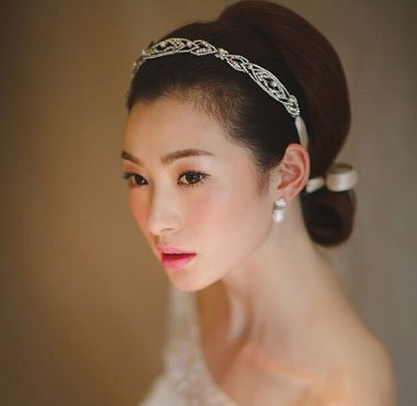 有头纱搭配的新娘子发型,看上去款式是最特别的,梳头发的时候,沿着