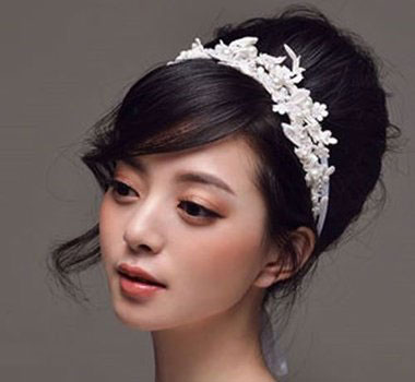 大片的斜刘海,凸显了大脸新娘的柔美漂亮感,后面的头发