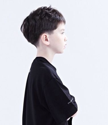 男孩发型,5岁的孩子发型也是能够润饰起来的,斜刘国内扣短发发型设计