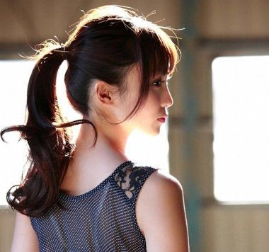 年轻女孩子扎前面鼓起来的马尾辫发型的时候,先用梳子将头顶发丝从