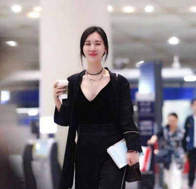 田朴珺全黑机场造型很随性田朴珺低马尾