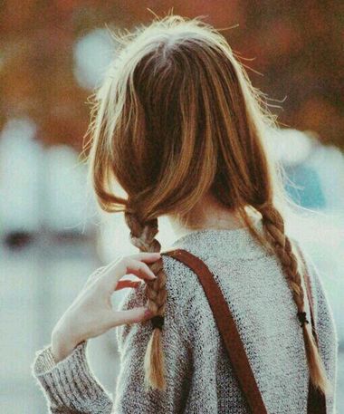 两边头发扎成麻花怎么弄两个麻花辫发型