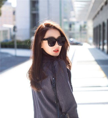 戚薇撩起中长发配长款风衣又美又飒时装周之旅发型