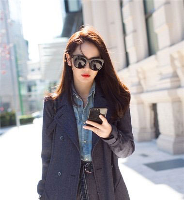 戚薇撩起中长发配长款风衣又美又飒时装周之旅发型