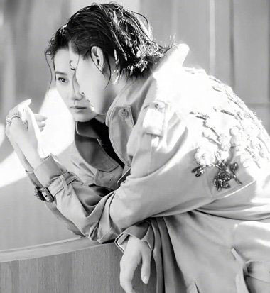 刘诗诗男人装登杂志封面后梳湿发英气逼人上线