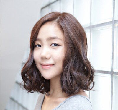 韩式中长发的烫发发型简单的韩式烫发发型