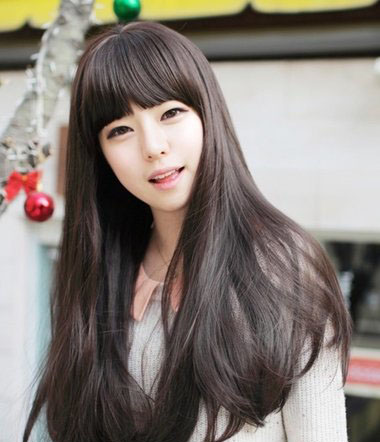 适合清爽文艺的森女们,长发梨花头整体采用最天然的黑色来衬着,平分出